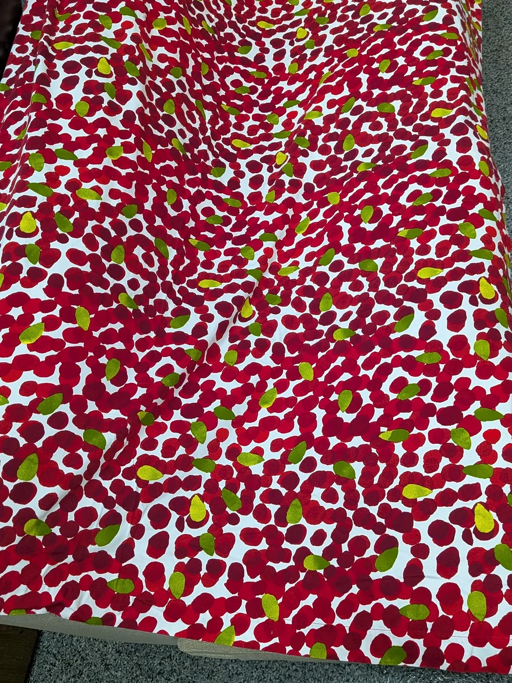 Crate&Barrel Red and Green Printed Tablecloth 60 X 108 100% Cotton